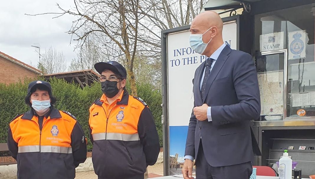 El alcalde, José Antonio Diez, junto al concejal Álvaro Pola, ha visitado el Punto de Información al Peregrino de Puente Castro.