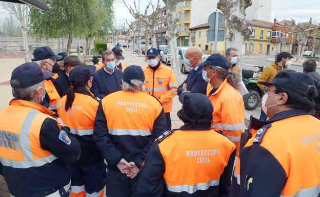 El alcalde, José Antonio Diez, junto al concejal Álvaro Pola, ha visitado el Punto de Información al Peregrino de Puente Castro.