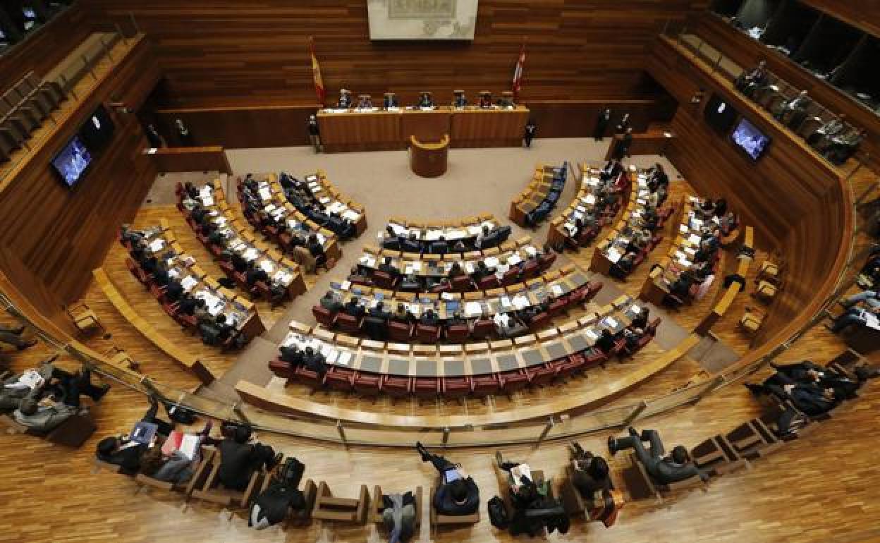 El hemiciclo de la Junta de Castilla y León dodne se celebrará este martes la toma de posesión de Mañueco.