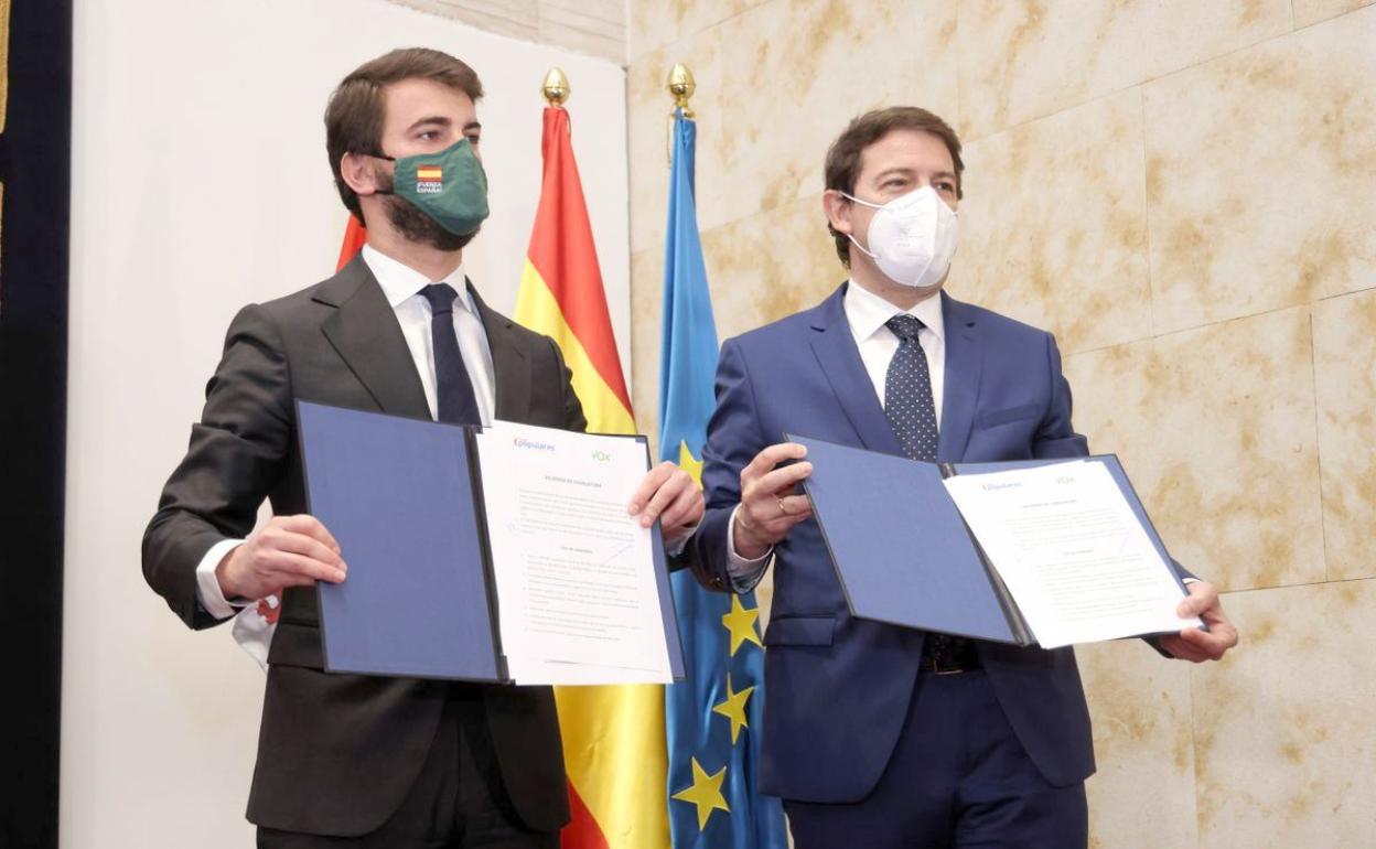 Pp y Vox, tras la firma del acuerdo entre formaciones para el gobierno de Castilla y León. 