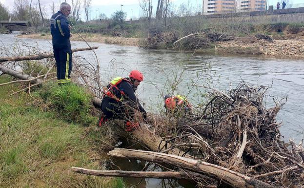 Galería. Efectivos de Bomberos durante las intensas labores de rastreo en el río Torío. 