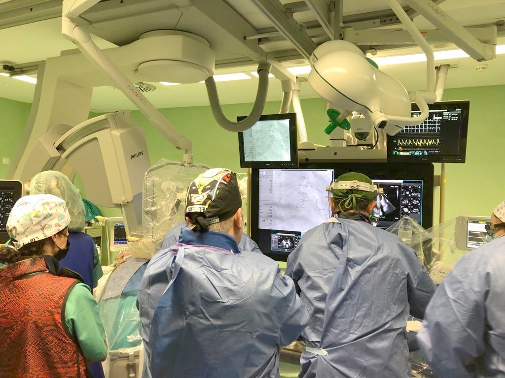 El Hospital de León realiza el primer implante de prótesis mitral transcatéter sin cirugía abierta. La intervención fue realizada a dos pacientes con enfermedad de la válvula mitral que habían sido intervenidos previamente mediante cirugía cardiaca convencional para la sustitución de la válvula mitral por una prótesis de tipo biológico. 