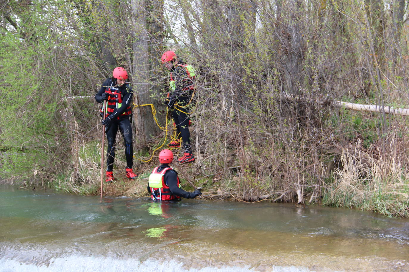 Activado un dispositivo de búsqueda tras denunciarse la desaparición de un hombre en el entorno del río Torío. Efectivos de Bomberos León se han desplazado al lugar con el fin de localizar al desaparecido tras localizar a su perro en las inmediaciones atado a un árbol.