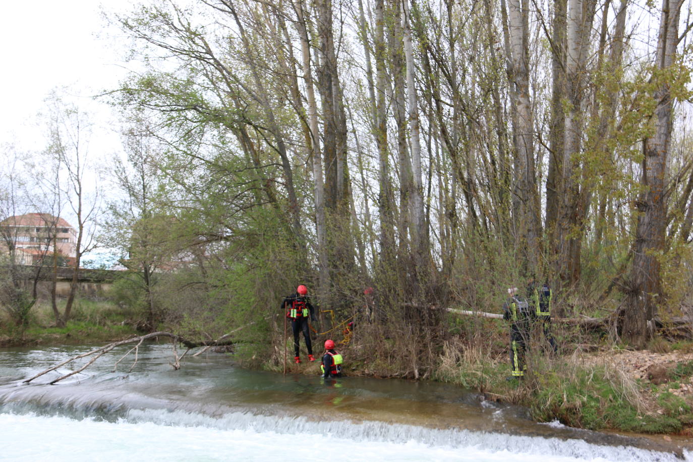 Activado un dispositivo de búsqueda tras denunciarse la desaparición de un hombre en el entorno del río Torío. Efectivos de Bomberos León se han desplazado al lugar con el fin de localizar al desaparecido tras localizar a su perro en las inmediaciones atado a un árbol.