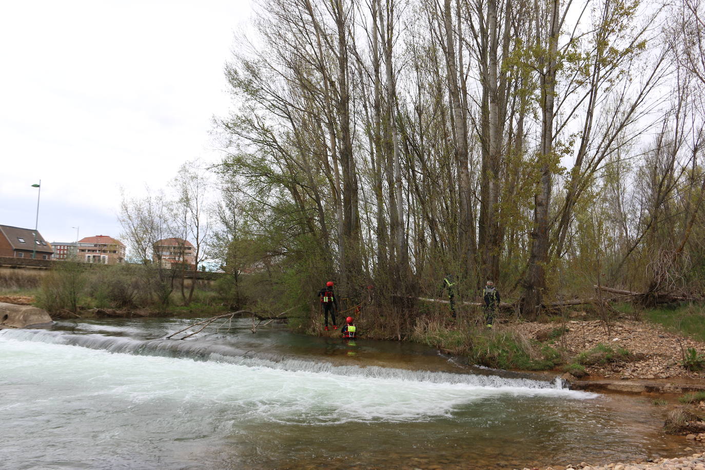 Activado un dispositivo de búsqueda tras denunciarse la desaparición de un hombre en el entorno del río Torío. Efectivos de Bomberos León se han desplazado al lugar con el fin de localizar al desaparecido tras localizar a su perro en las inmediaciones atado a un árbol.