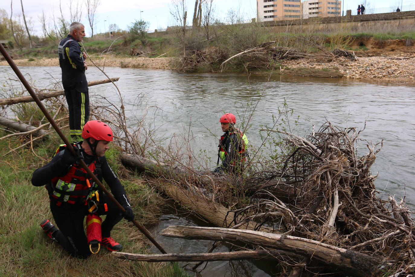 Activado un dispositivo de búsqueda tras denunciarse la desaparición de un hombre en el entorno del río Torío. Efectivos de Bomberos León se han desplazado al lugar con el fin de localizar al desaparecido tras localizar a su perro en las inmediaciones atado a un árbol.