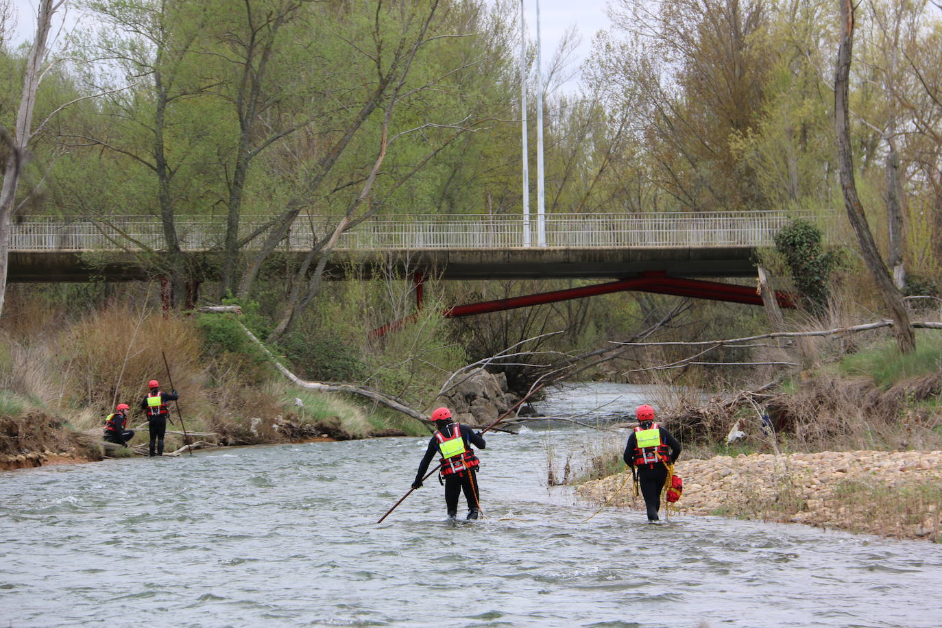 Activado un dispositivo de búsqueda tras denunciarse la desaparición de un hombre en el entorno del río Torío. Efectivos de Bomberos León se han desplazado al lugar con el fin de localizar al desaparecido tras localizar a su perro en las inmediaciones atado a un árbol.