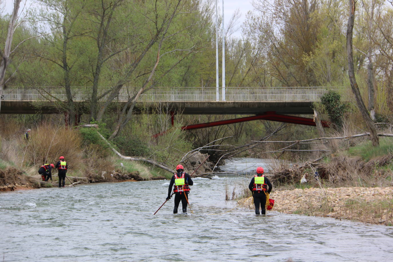 Activado un dispositivo de búsqueda tras denunciarse la desaparición de un hombre en el entorno del río Torío. Efectivos de Bomberos León se han desplazado al lugar con el fin de localizar al desaparecido tras localizar a su perro en las inmediaciones atado a un árbol.