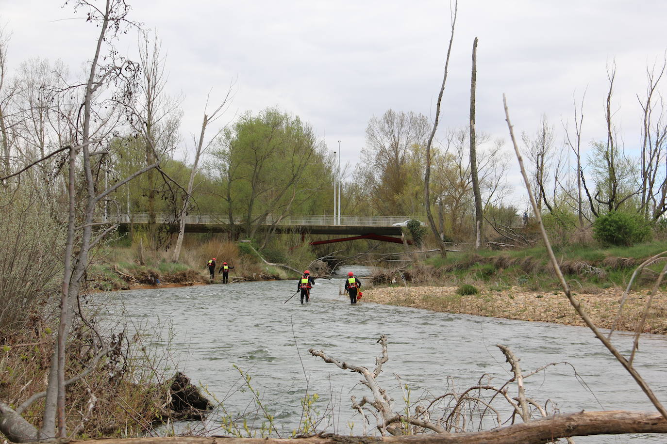 Activado un dispositivo de búsqueda tras denunciarse la desaparición de un hombre en el entorno del río Torío. Efectivos de Bomberos León se han desplazado al lugar con el fin de localizar al desaparecido tras localizar a su perro en las inmediaciones atado a un árbol.