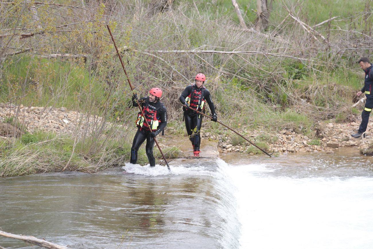 Activado un dispositivo de búsqueda tras denunciarse la desaparición de un hombre en el entorno del río Torío. Efectivos de Bomberos León se han desplazado al lugar con el fin de localizar al desaparecido tras localizar a su perro en las inmediaciones atado a un árbol.