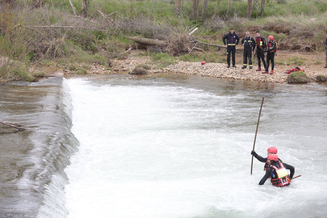 Activado un dispositivo de búsqueda tras denunciarse la desaparición de un hombre en el entorno del río Torío. Efectivos de Bomberos León se han desplazado al lugar con el fin de localizar al desaparecido tras localizar a su perro en las inmediaciones atado a un árbol.