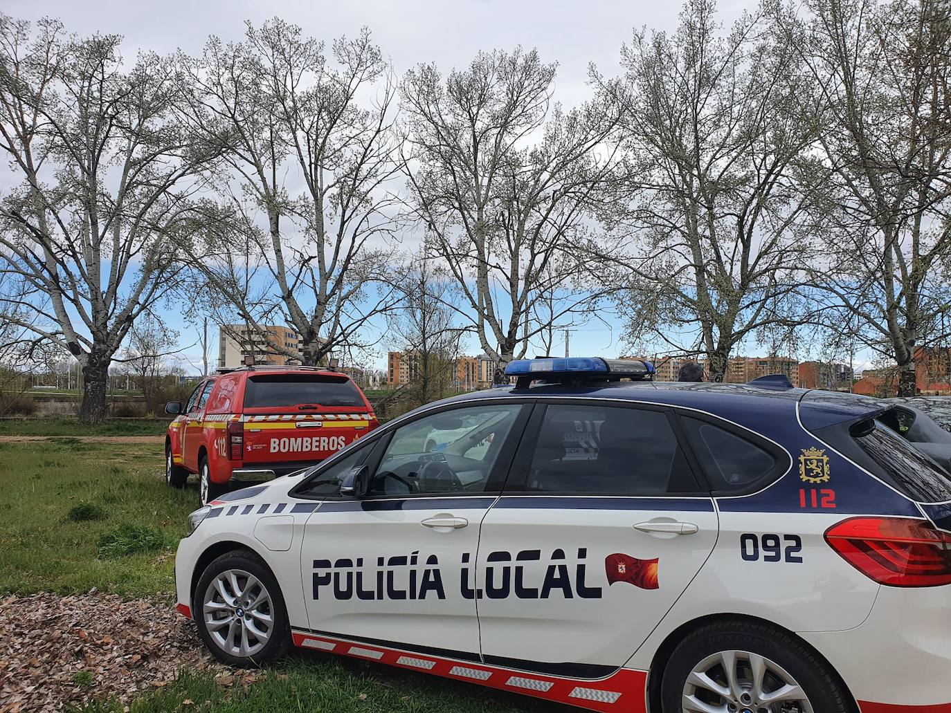 Activado un dispositivo de búsqueda tras denunciarse la desaparición de un hombre en el entorno del río Torío. Efectivos de Bomberos León se han desplazado al lugar con el fin de localizar al desaparecido tras localizar a su perro en las inmediaciones atado a un árbol.