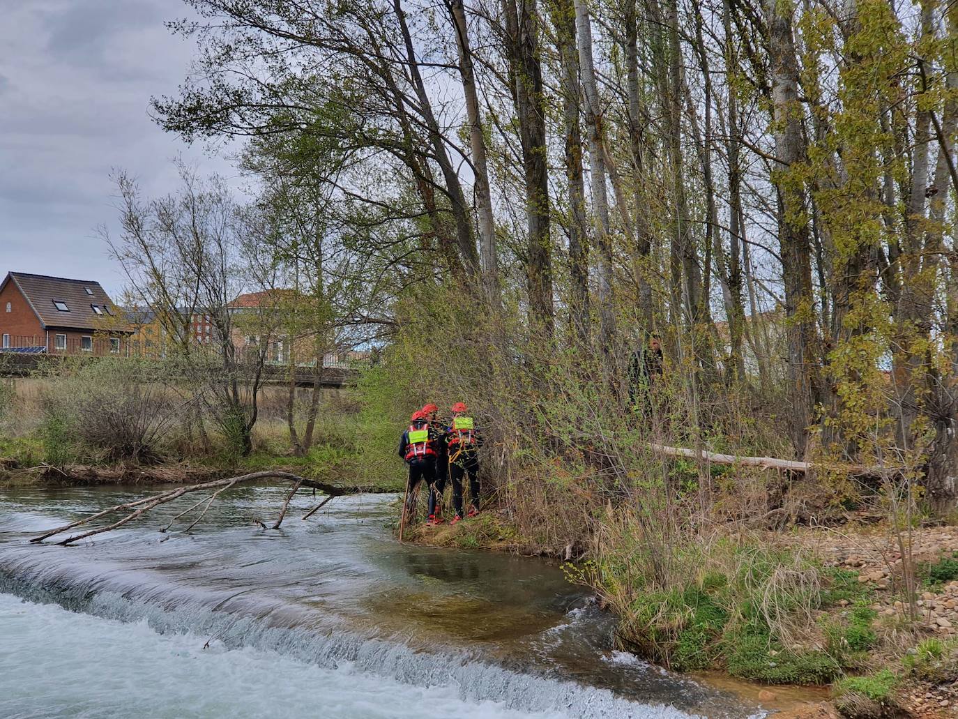 Activado un dispositivo de búsqueda tras denunciarse la desaparición de un hombre en el entorno del río Torío. Efectivos de Bomberos León se han desplazado al lugar con el fin de localizar al desaparecido tras localizar a su perro en las inmediaciones atado a un árbol.