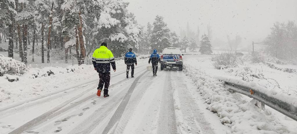 Imagen en la que se refleja problemas de circulación a causa de la nieve en 'El Espinar'. 