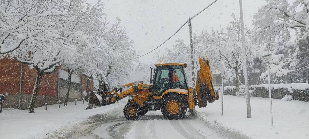 Imagen en la que se refleja problemas de circulación a causa de la nieve en 'El Espinar'. 