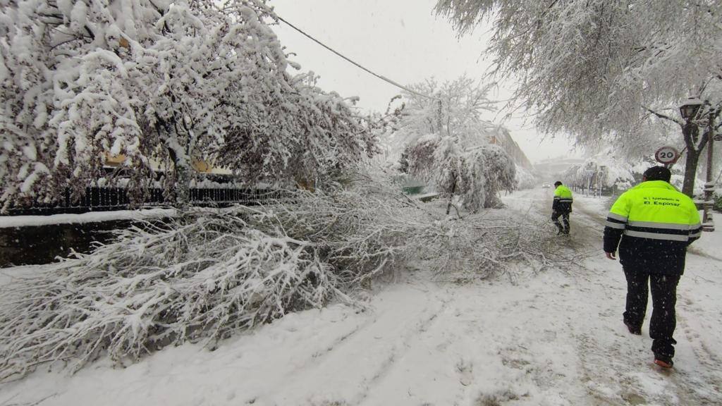 Imagen en la que se refleja problemas de circulación a causa de la nieve en 'El Espinar'. 