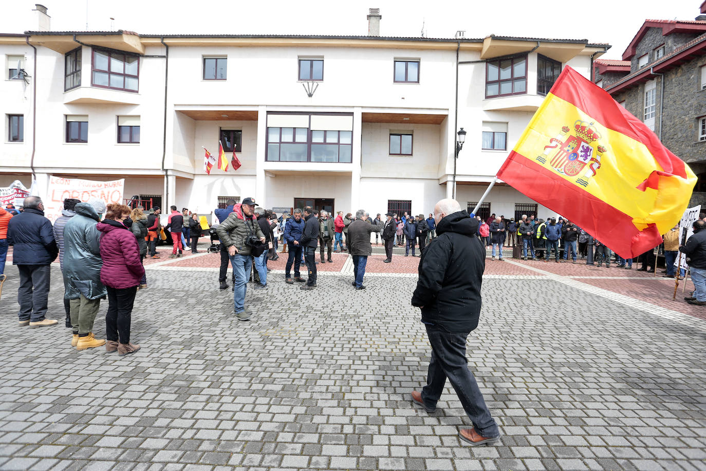 Movilización convocada a iniciativa de un grupo de ganaderos locales de Riaño (León) para protestar contra la protección del lobo. 