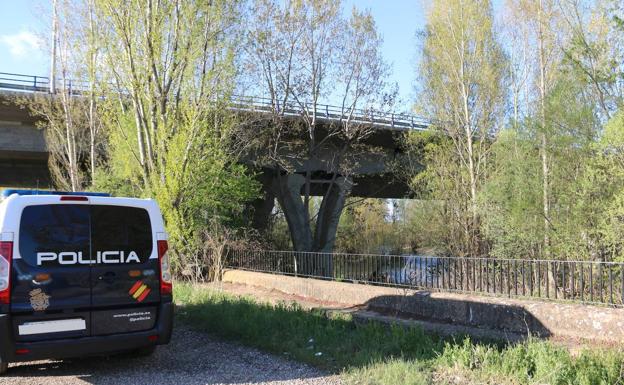 Labores de búsqueda del desaparecido en el Torío este martes.