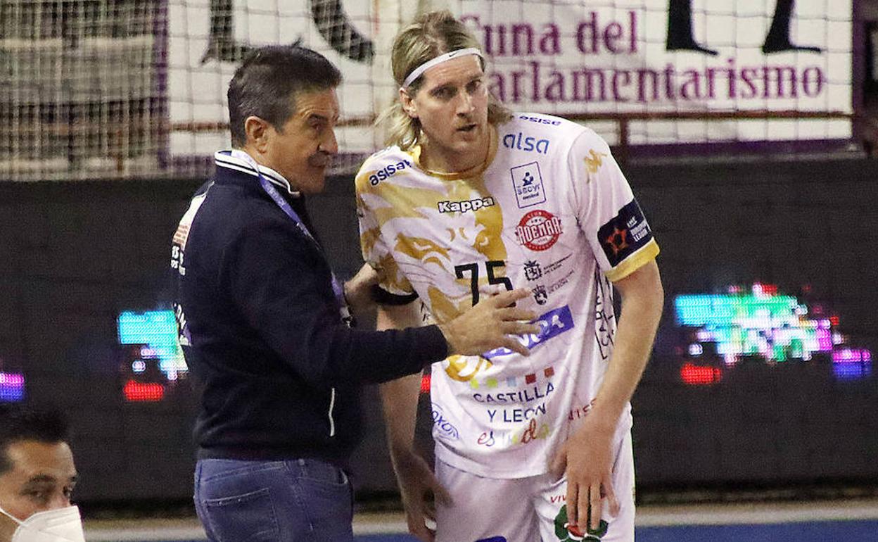 Manolo Cadenas, en un instante del partido, dando instrucciones a Malasinskas.