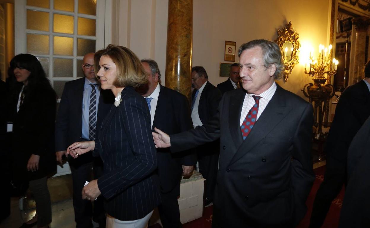 María Dolores de Cospedal, ex secretaria general del PP, junto a Ignacio López del Hierro. 