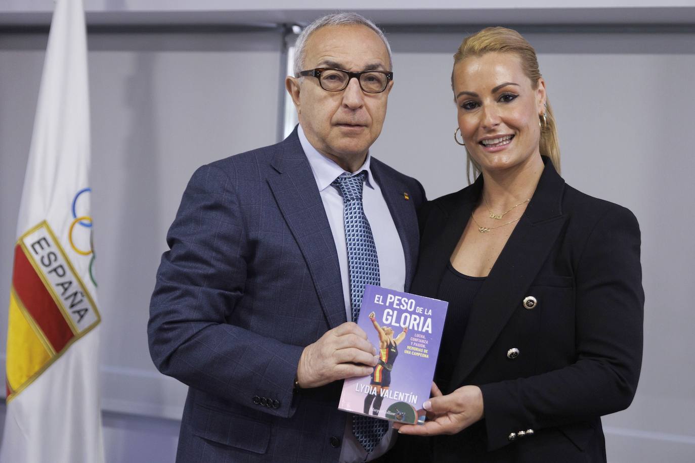 La campeona olímpica Lydia Valentín junto al presidente del Comité Olímpico Español, Alejandro Blanco, presenta 'El Peso de la gloria, las memorias de una leyenda de la halterofilia', este jueves en la sede del COE en Madrid. 