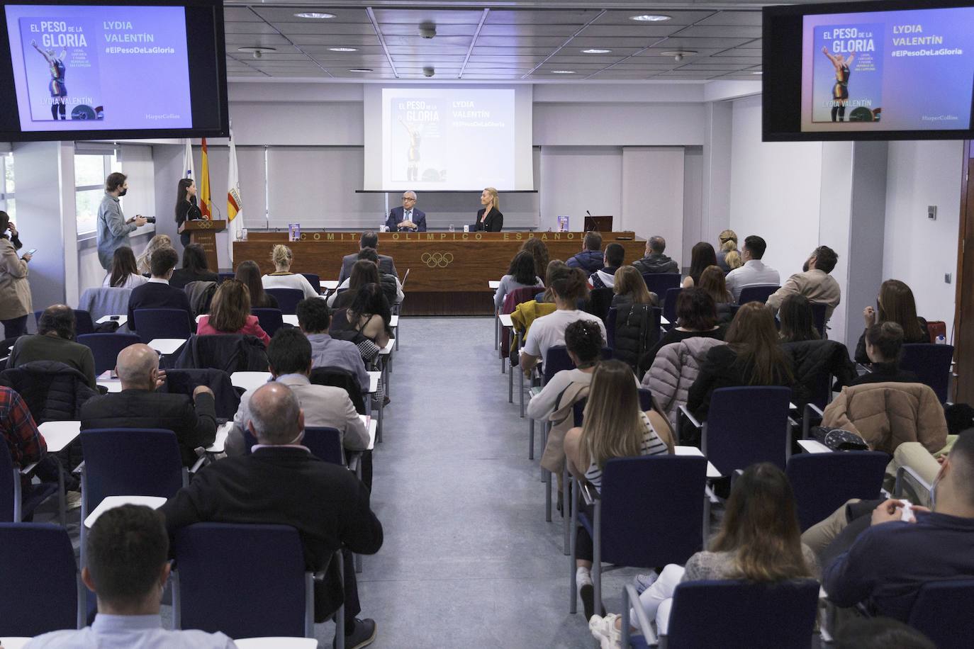 La campeona olímpica Lydia Valentín junto al presidente del Comité Olímpico Español, Alejandro Blanco, presenta 'El Peso de la gloria, las memorias de una leyenda de la halterofilia', este jueves en la sede del COE en Madrid. 