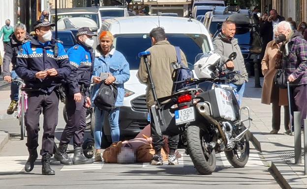 Efectivos de la Policía Local de León en el lugar del atropello. 