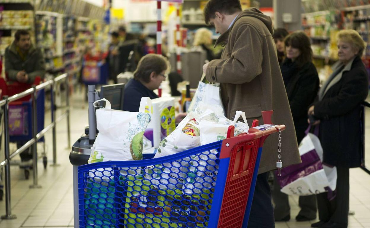 Un hombre con el carro de la compra. 