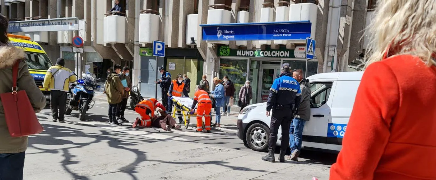 Una mujer herida tras ser arrollada por un patinete en la Plaza de las Cortes de León. La mujer caminaba por un paso de peatones cuando recibió el impacto de un patinete. Emergencias Sacyl trasladó a la herida al Hospital de León.