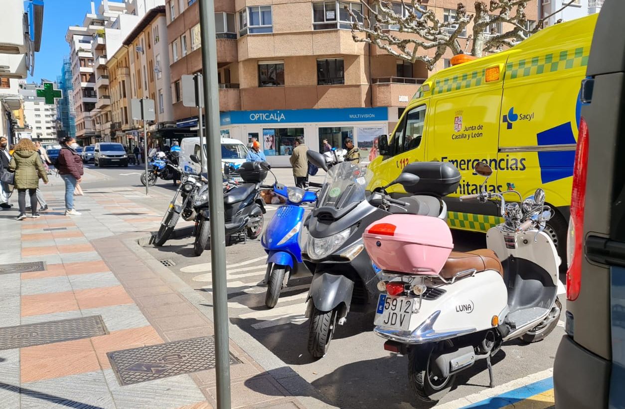 Una mujer herida tras ser arrollada por un patinete en la Plaza de las Cortes de León. La mujer caminaba por un paso de peatones cuando recibió el impacto de un patinete. Emergencias Sacyl trasladó a la herida al Hospital de León.