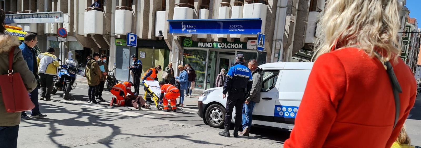 Una mujer herida tras ser arrollada por un patinete en la Plaza de las Cortes de León. La mujer caminaba por un paso de peatones cuando recibió el impacto de un patinete. Emergencias Sacyl trasladó a la herida al Hospital de León.