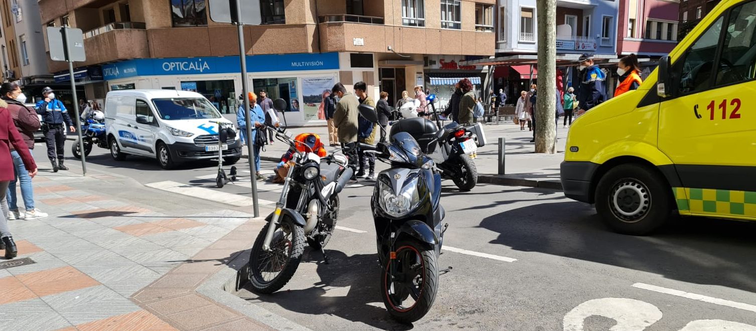 Una mujer herida tras ser arrollada por un patinete en la Plaza de las Cortes de León. La mujer caminaba por un paso de peatones cuando recibió el impacto de un patinete. Emergencias Sacyl trasladó a la herida al Hospital de León.