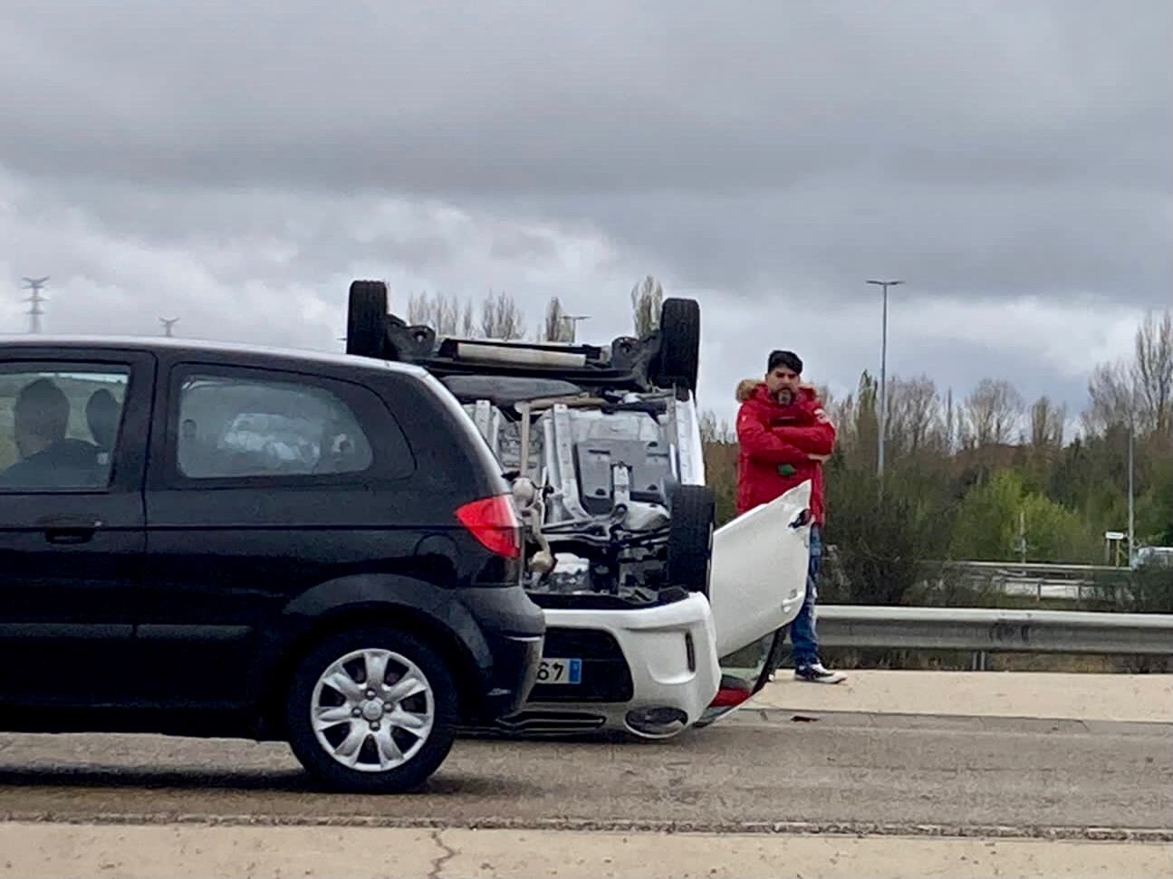 Fotos: Aparatoso accidente en la rotonda de Carrefour