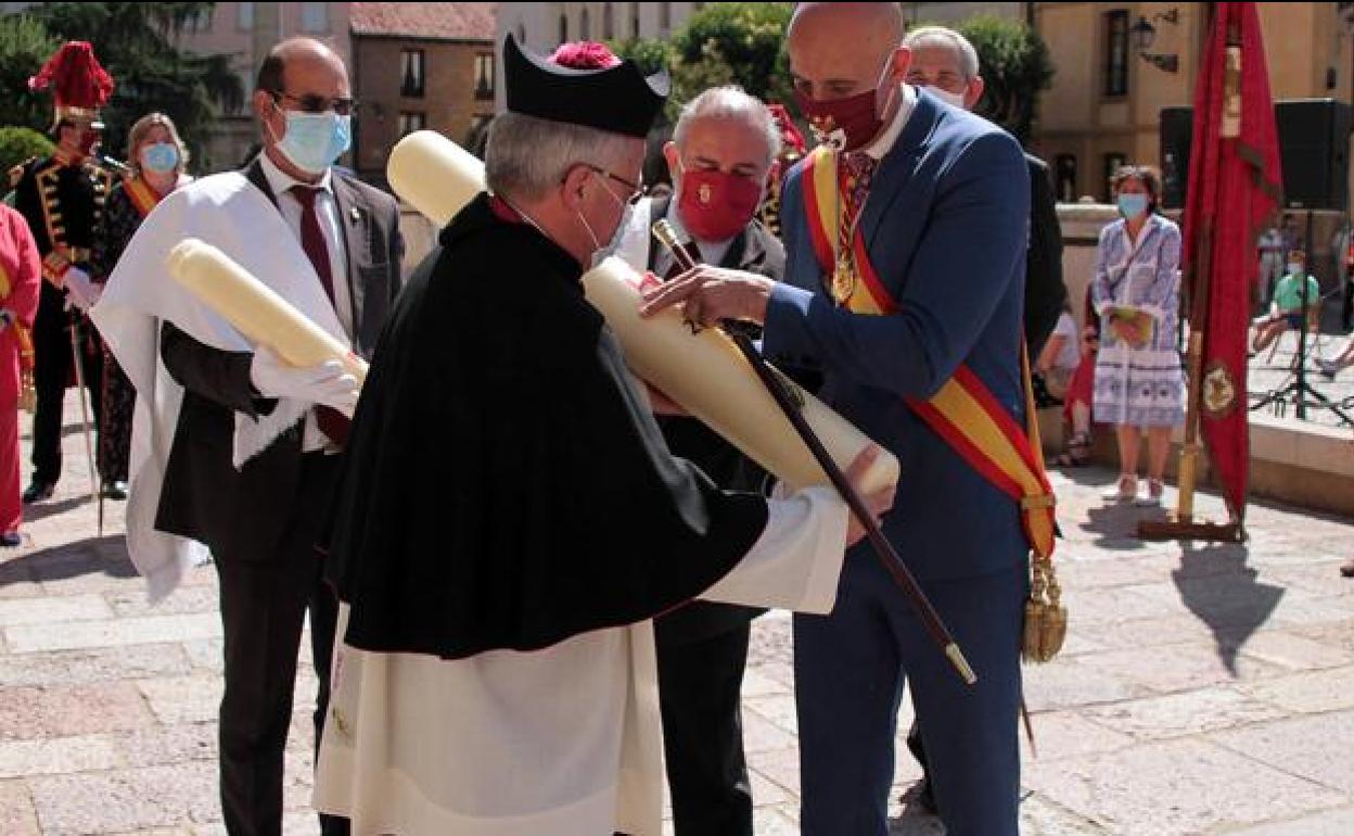 Como despedida, los miembros de la Corporación Municipal protagonizarán, a las puertas de San Isidoro, tres notables reverencias 