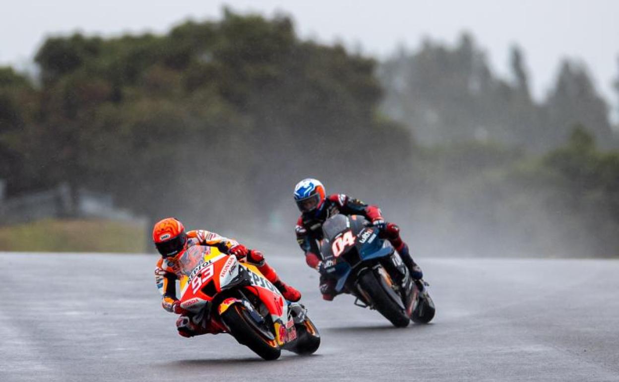 Marc Márquez lider con su Honda los entrenamientos bajo la lluvia en El Algarve. 