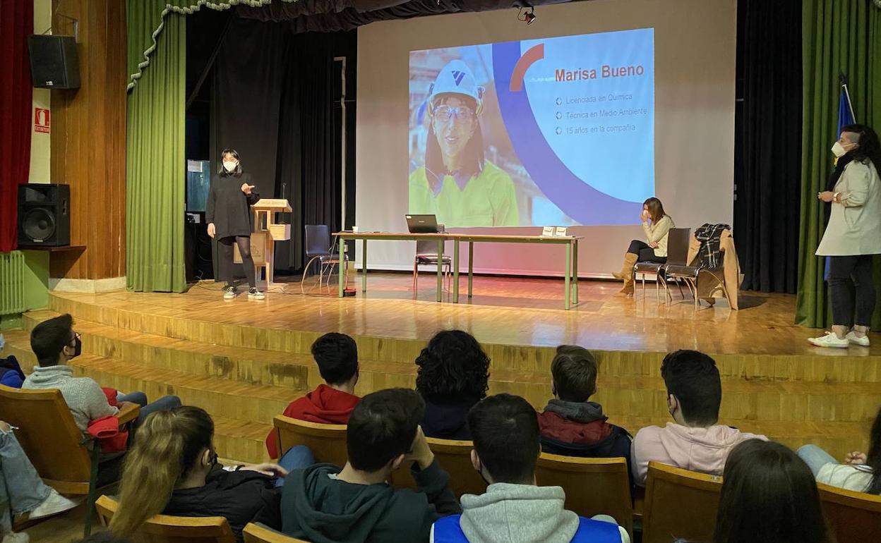 Encuentros de las trabajadoras de Cementos Cosmos con estudiantes del Instituto de Educación Secundaria Virgen de la Encina de Ponferrada.