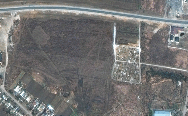 Los servicios ucranianos retiran cuerpos de las calles de Mariúpol. 