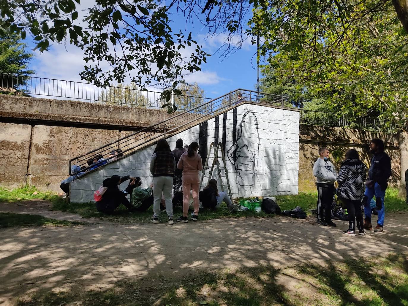 Los alumnos del colegio Jesús Maestro elaboran un mural en el Paseo del Río de Ponferrada.