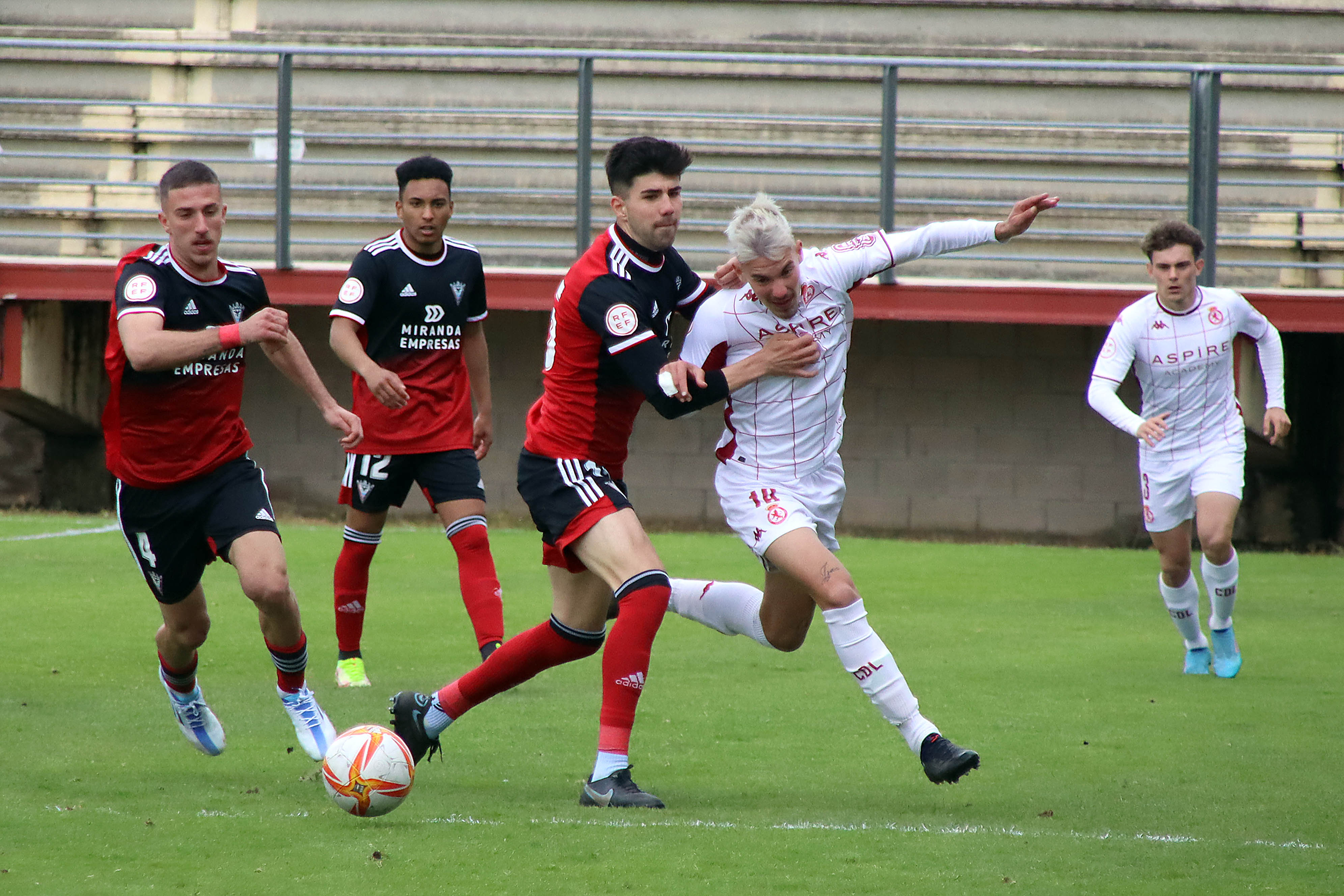 Imagen del encuentro entre el Júpiter Leonés y el Mirandés 'B'. 