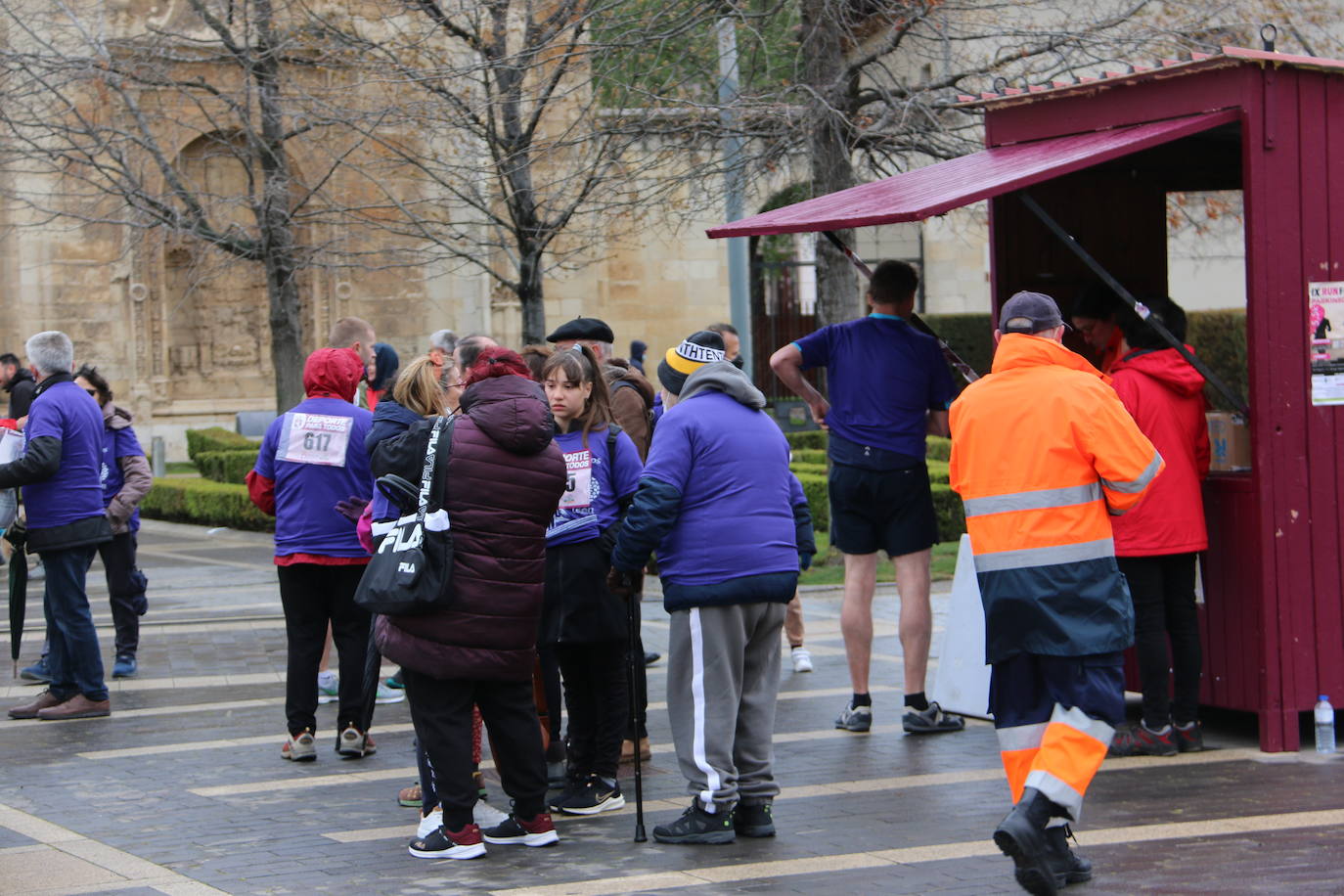 Participantes de la «Run for Parkinson's» organizada en la Plaza de San Marcos en León. 