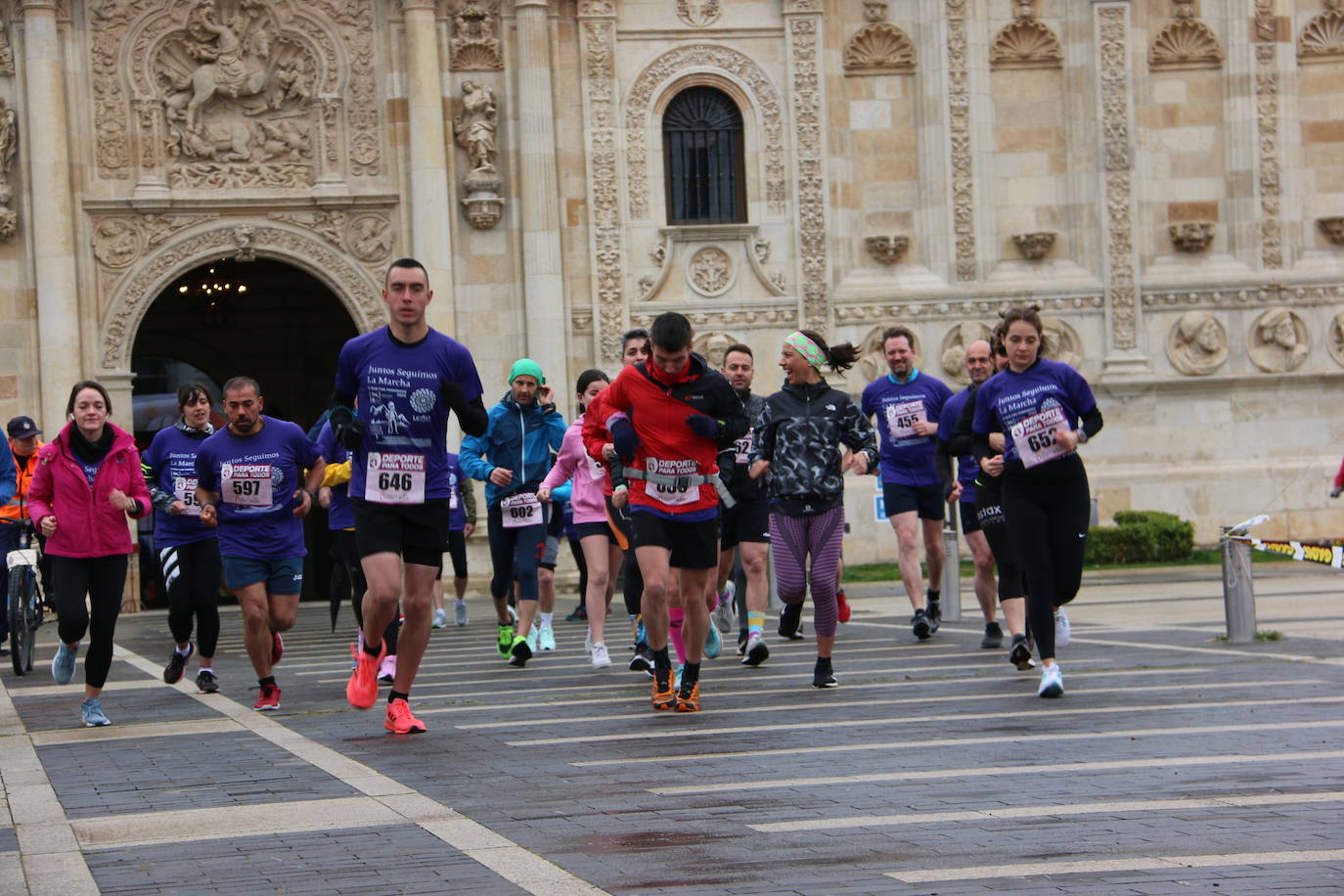 Participantes de la «Run for Parkinson's» organizada en la Plaza de San Marcos en León. 