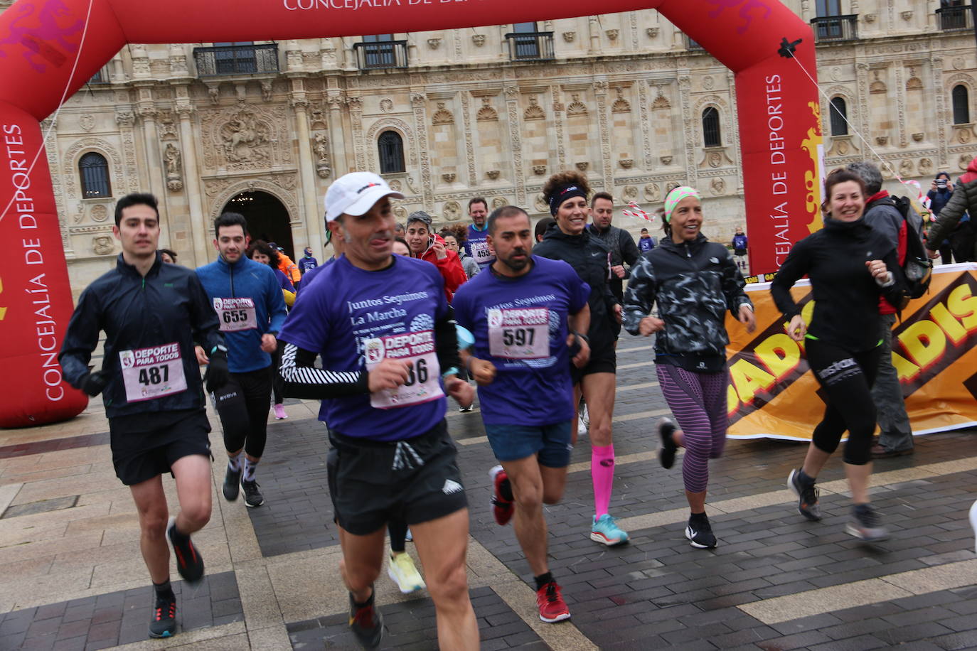 Participantes de la «Run for Parkinson's» organizada en la Plaza de San Marcos en León. 