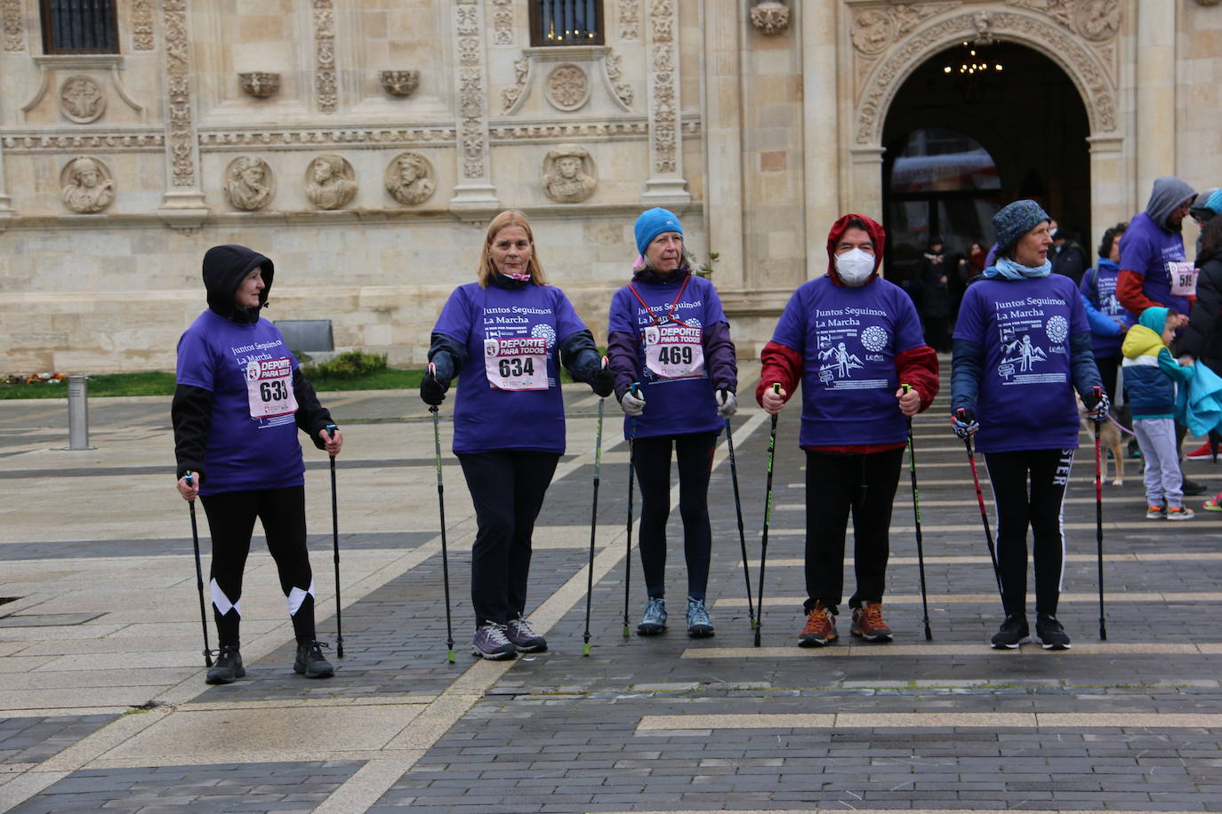 Participantes de la «Run for Parkinson's» organizada en la Plaza de San Marcos en León. 