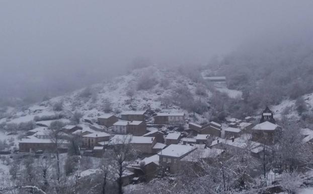 Imagen principal - Voluntarios trabajan toda la noche para despejar de nieve varios pueblos del valle de Valdetuejar