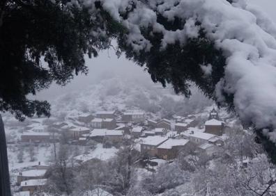 Imagen secundaria 1 - Voluntarios trabajan toda la noche para despejar de nieve varios pueblos del valle de Valdetuejar