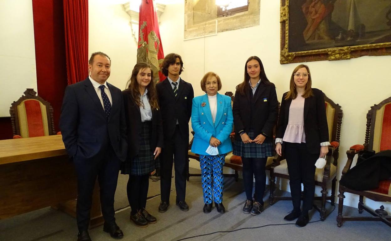 La catedrática Isabel Cantón con alumnos y profesores del colegio Peñacorada en el acto de lectura continuada del Quijote en el Salón del Pendón de San Isidoro.