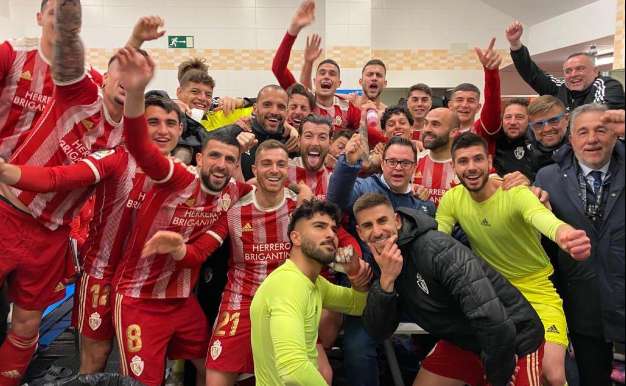 La plantilla de la Ponferradina celebra el resultado obtenido en Fuenlabrada.