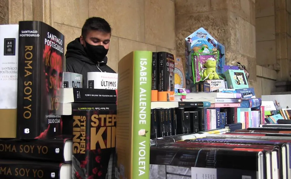 Los libreros ofrecían novedades hoy en el Palacio de los Guzmanes pero también alguna pequeña joya. 