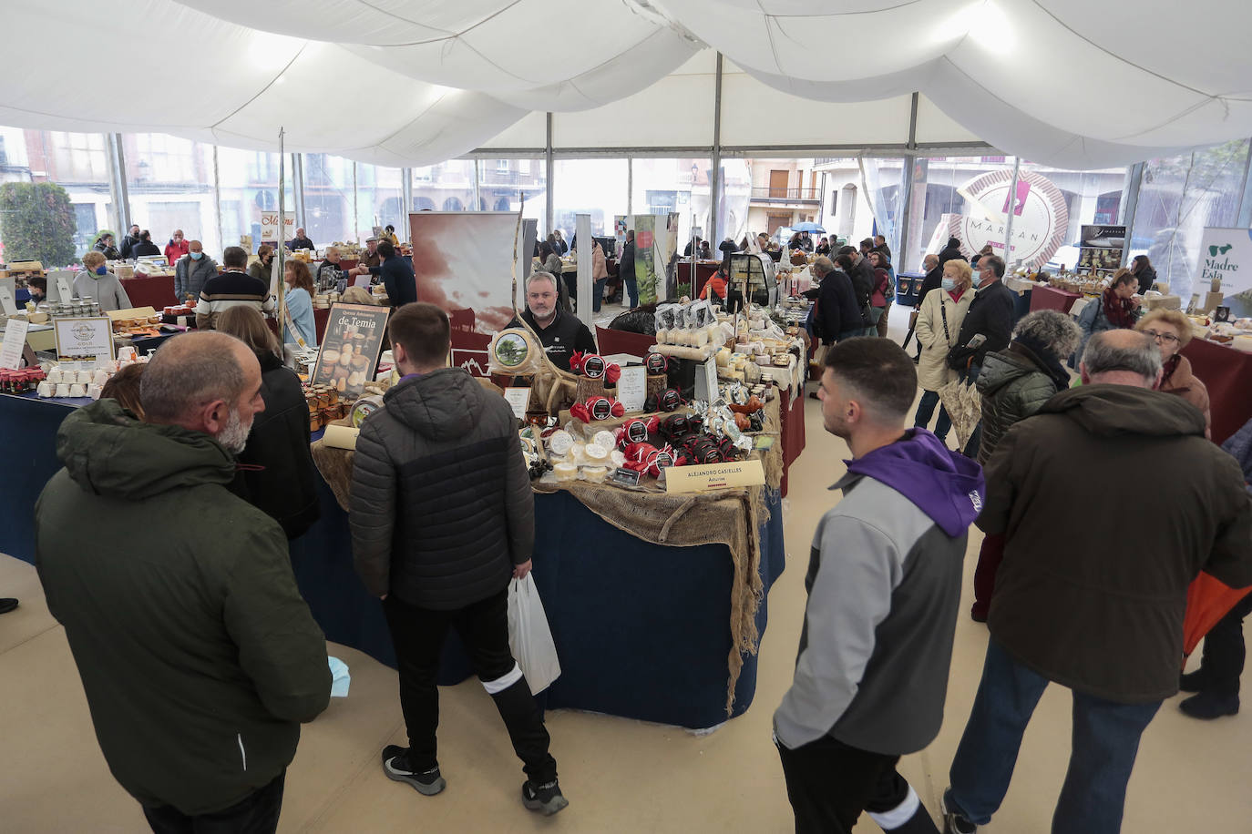 El presidente del Principado de Asturias, Adrián Barbón, visita la Feria Iberqueso de Valencia de Don Juan, acompañado por el alcalde de la localidad, Juan Pablo Regadera y la diputada Andrea Fernández, entre otras autoridades.