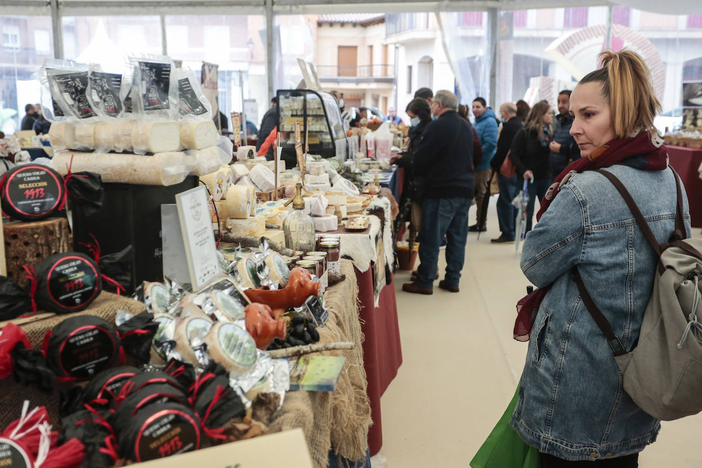 El presidente del Principado de Asturias, Adrián Barbón, visita la Feria Iberqueso de Valencia de Don Juan, acompañado por el alcalde de la localidad, Juan Pablo Regadera y la diputada Andrea Fernández, entre otras autoridades.